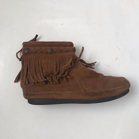 Minnetonka brown leather fringe moccasins with metal detailing - Picture 2 of 10